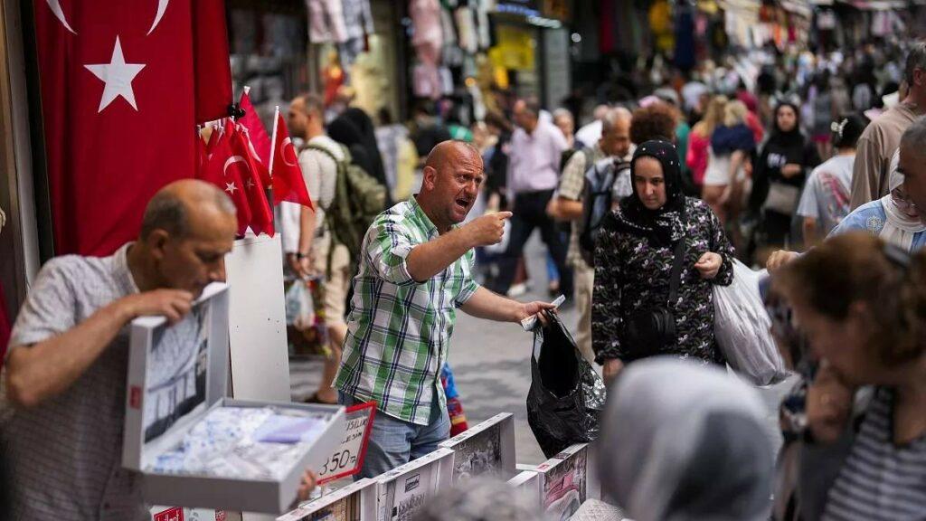 هبوط حاد في الليرة والأسهم والسندات.. الأسواق التركية تتراجع بعد اعتقال منافس أردوغان