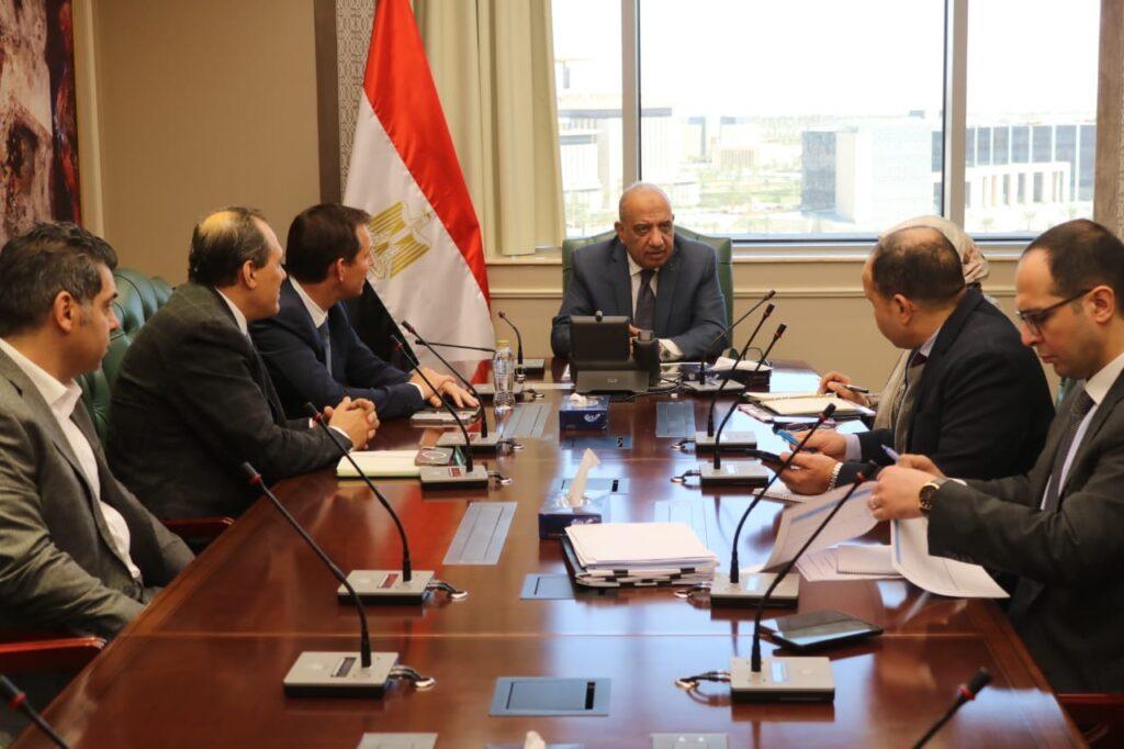 وزير الكهرباء يناقش مع «شنايدر إليكتريك» التعاون في تطوير الشبكة وترشيد الاستهلاك ومواجهة سرقة التيار