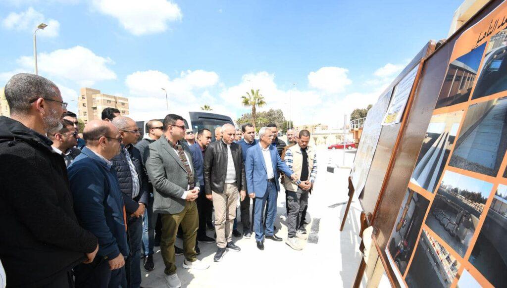 وزير الإسكان يتفقد محطة الصرف الصحي بمدينة 15 مايو
