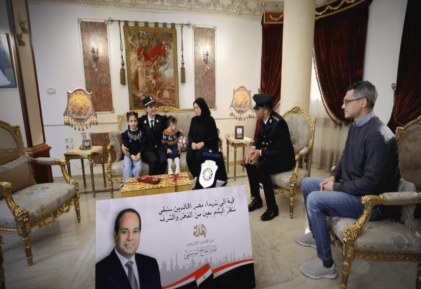 الداخلية تشارك أسر شهداء الشرطة احتفالات عيد الفطر.. وتوزع هدايا الرئيس (فيديو)