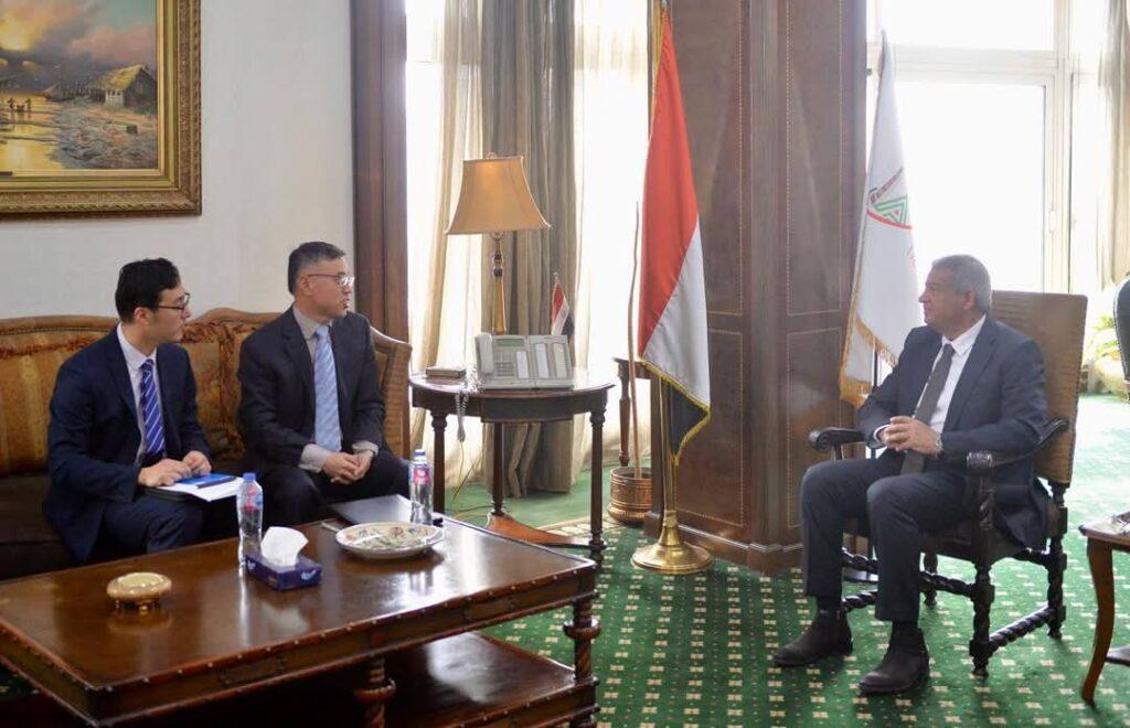 رئيس الأعلى للإعلام يبحث تعزيز التعاون مع وفد السفارة الصينية