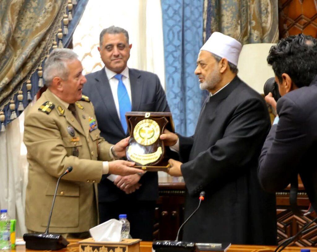 القوات المسلحة تنظم زيارة للملحقين العسكريين المعتمدين إلى مشيخة الأزهر الشريف ودار الإفتاء المصرية