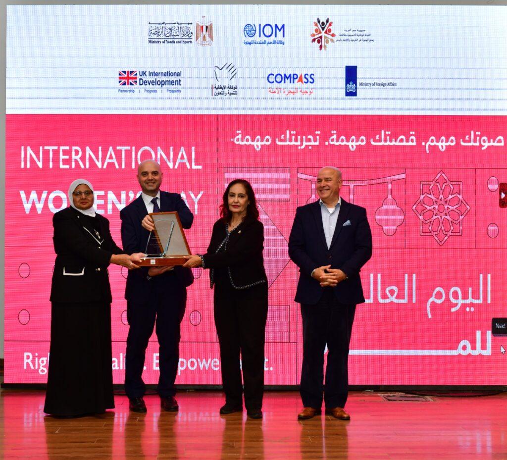«الدولية للهجرة» تكرم المدير التنفيذي لمسح الهجرة الدولية بالمركزي للإحصاء