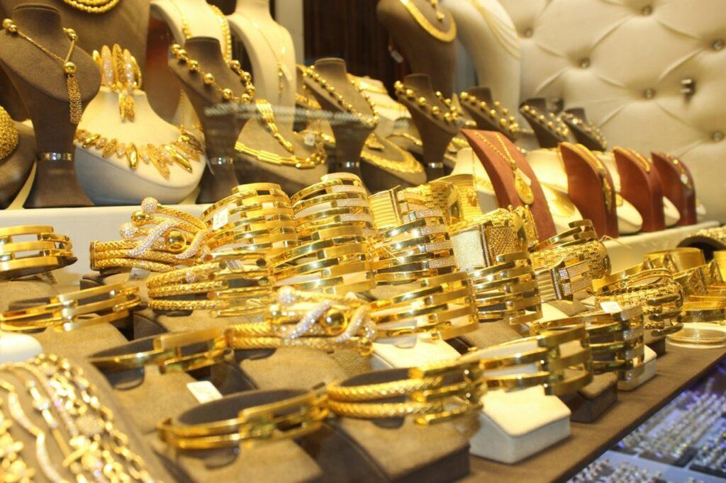 أسعار الذهب اليوم في مصر تنخفض مجددًا.. عيار 21 يخسر 20 جنيهًا