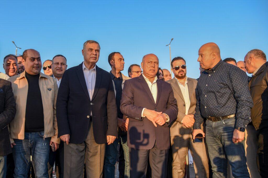 وزير النقل يوجه بفتح محور متقاطع مع مسار القطار السريع أمام حركة السيارات من برج العرب