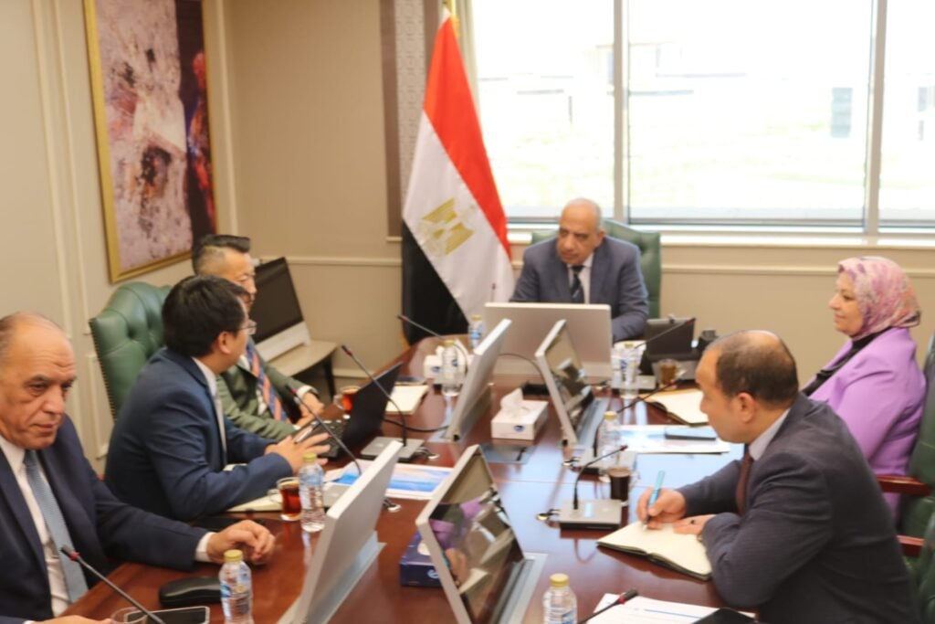 «الكهرباء» تبحث مع شركة صينية تخزين الطاقة وتحديث الشبكات لخفض الفقد