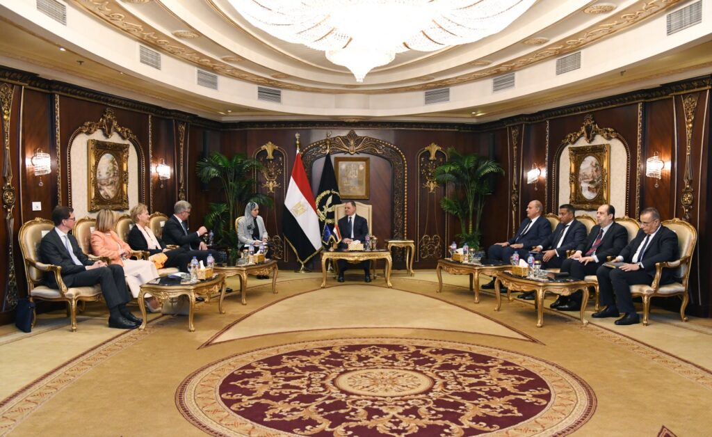 كواليس اجتماع وزير الداخلية بمفوض الهجرة والشئون الداخلية بالاتحاد الأوروبي (صور)