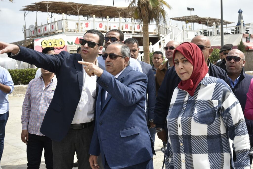 حملات مكثفة ببورسعيد لضبط النباشين وإغلاق محلات فرز القمامة (صور)