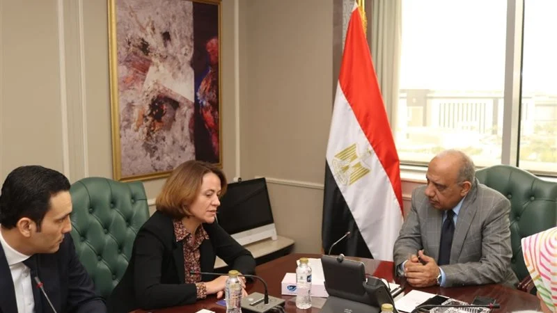 على هامش زيارة ماكرون.. وزير الكهرباء يناقش مع «E D F» الفرنسية التعاون بالطاقات المتجددة والضخ والتخزين