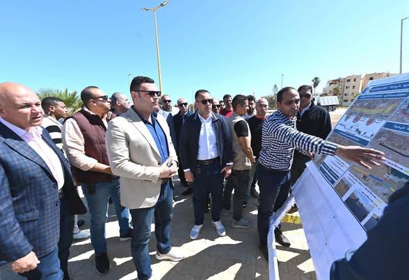 وزير الإسكان يتفقد أعمال رفع كفاءة طريق الازدواج بمركز مارينا العلمين السياحي