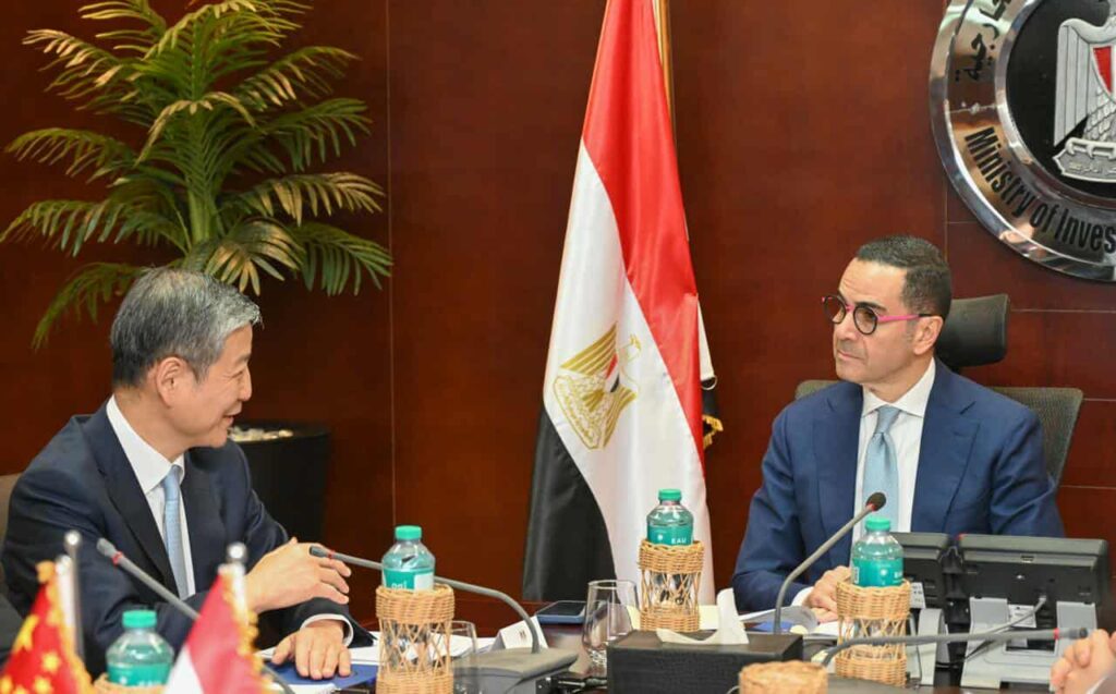 مصر والصين تبحثان زيادة التعاون في مجالات صناعة السيارات والطاقة المتجددة
