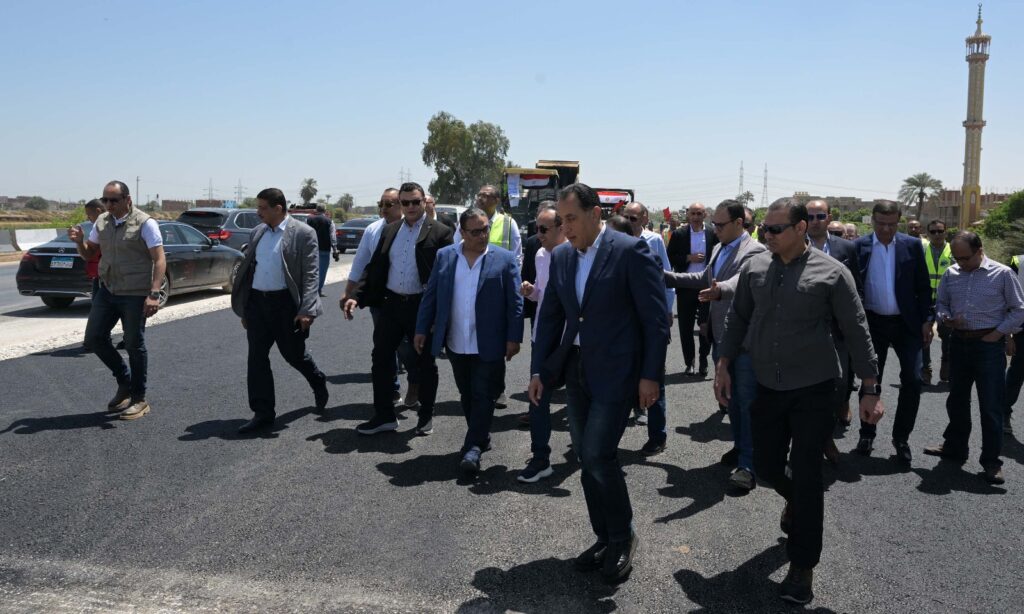 الانتهاء منه أكتوبر المقبل.. رئيس الوزراء يتفقد مشروع ازدواج طريق أسيوط/ ديروط الزراعي 