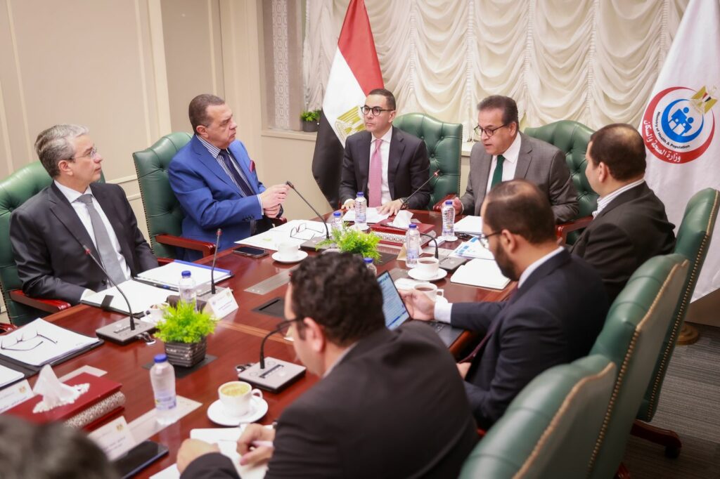 وزيرا الصحة والاستثمار يبحثان وضع آليات وحلول لتخفيف الأعباء المالية وتشجيع الاستثمار