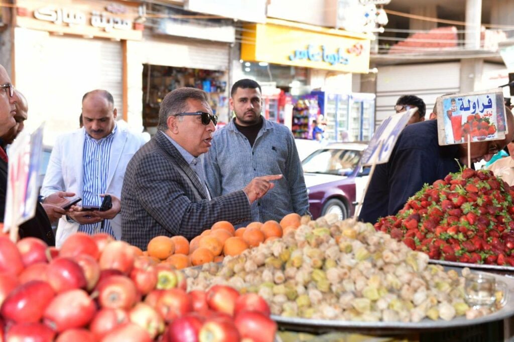 محافظ الدقهلية يأمر بغلق وإزالة منفذ “طيرة” للخضروات والفاكهة بالمنصورة