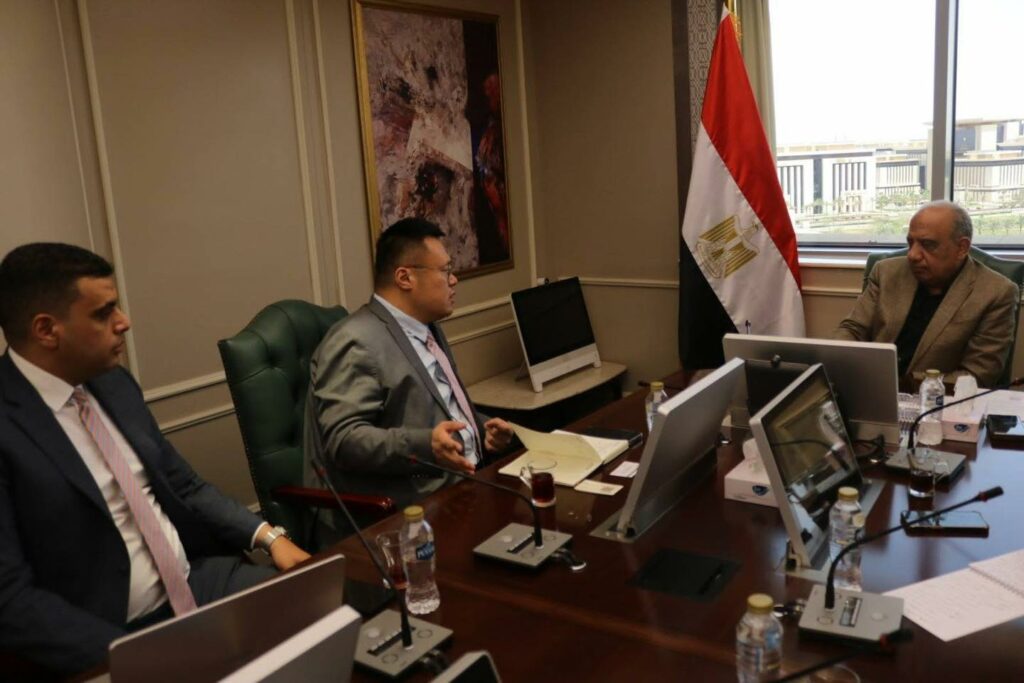 وزير الكهرباء يبحث مع «SUNGROW» الصينية تصنيع مهمات الطاقة المتجددة وبطاريات التخزين