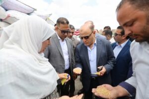 بسعة تخزينية 30 ألف طن.. محافظ كفر الشيخ يتفقد صوامع القمح المعدنية