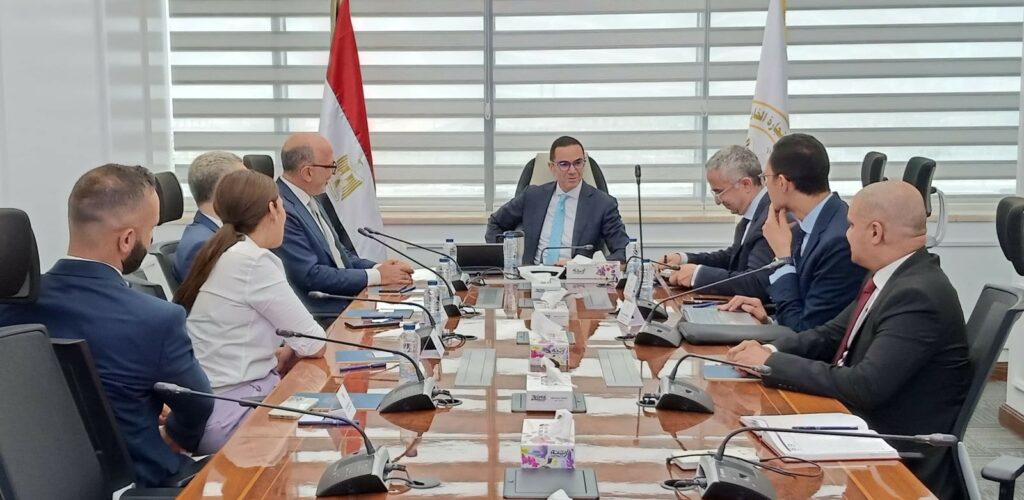خلال لقائه رئيس «Intelcia».. وزير الاستثمار: الدولة تولي اهتماما بالغا بتطوير البنية التحتية الرقمية وتوسيع خدمات الإنترنت