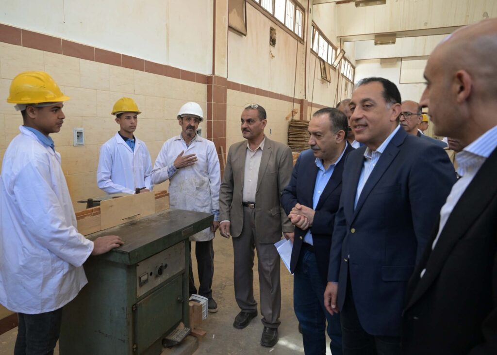 رئيس الوزراء يتفقد مدرسة أسيوط الثانوية الزخرفية ومعرض منتجات التعليم الفني