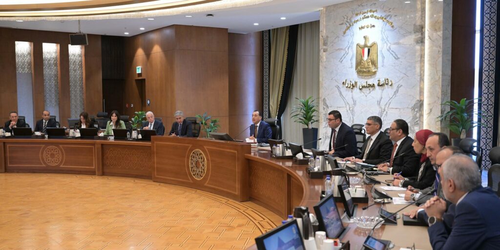 رئيس الوزراء يتابع الموقف التنفيذي للأعمال بالمنطقة الأثرية بالأهرامات