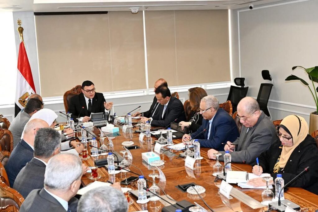 وزير الإسكان يعقد اجتماعا موسعا مع قيادات الجهات التابعة لبحث ملفات العمل