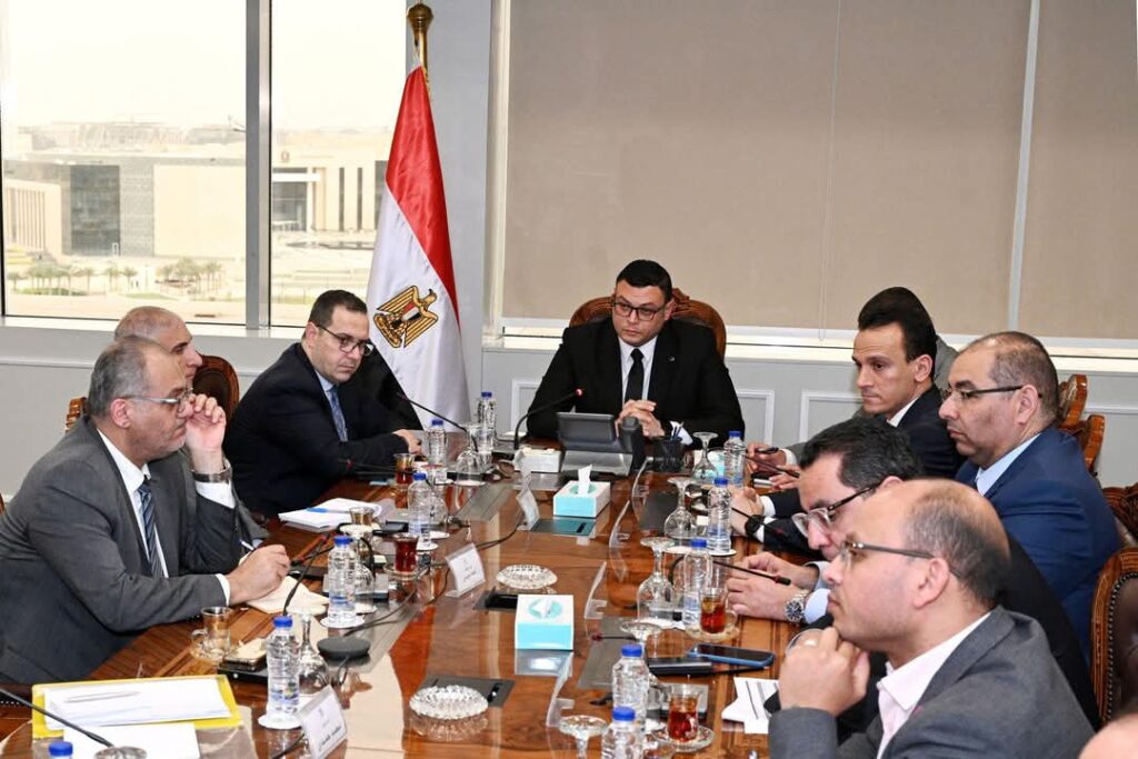 الشربيني يستعرض عددا من الفرص الاستثمارية والخطة الترويجية لبعض المشروعات «الإسكان»