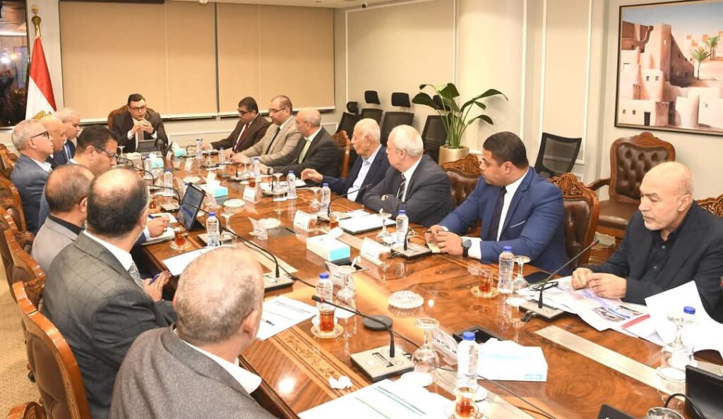 وزير الإسكان يتابع الأعمال الجارية فى كمبوند مزارين بالعلمين الجديدة