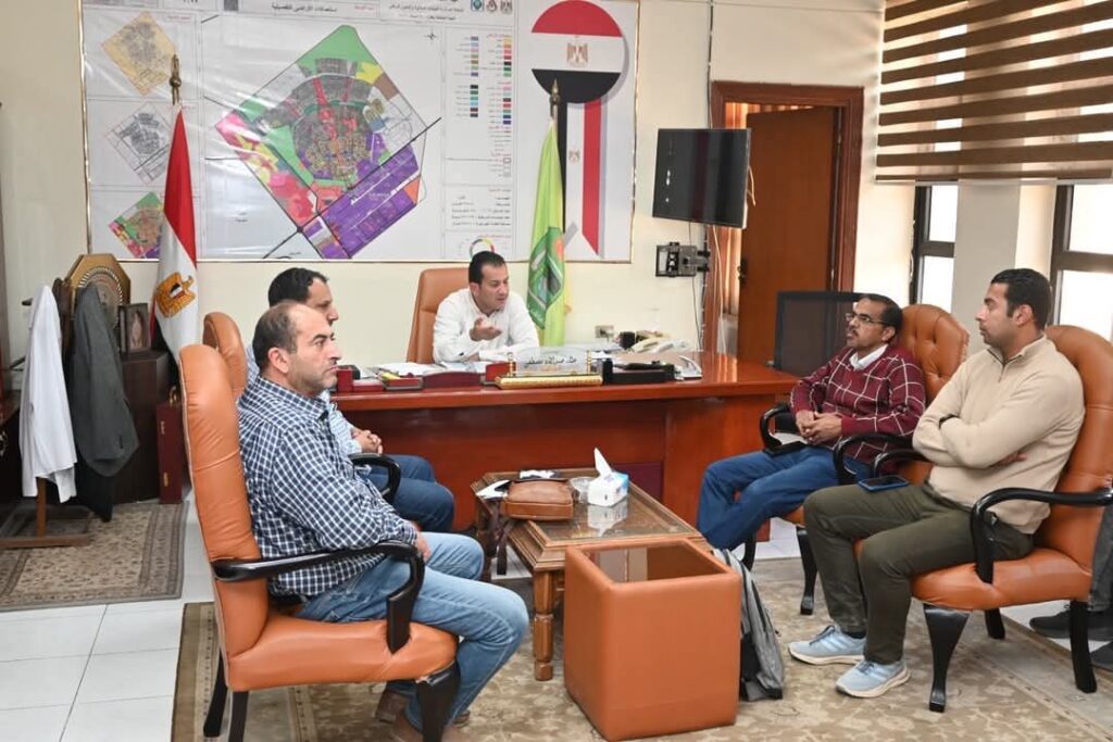 رئيس جهاز «العاشر من رمضان» يتابع الموقف التنفيذي وسير العمل بمشروعات الطرق