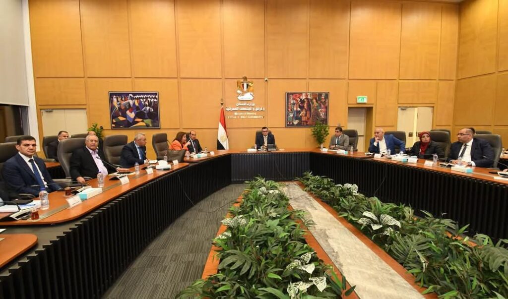 وزير الإسكان يتابع الموقف التنفيذي لمشروعات محدودي الدخل