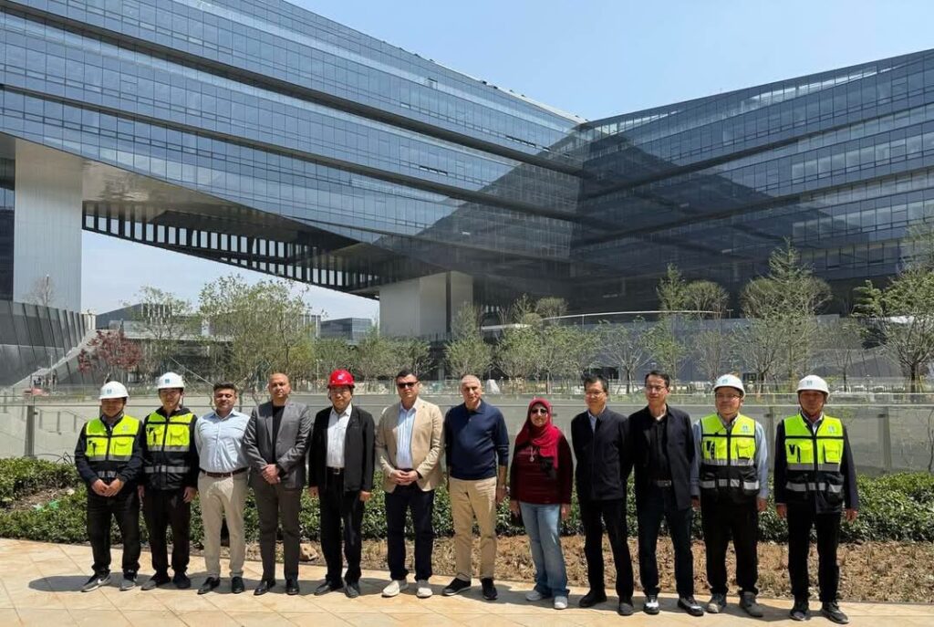 وزير الإسكان يتفقد أعمال إنشاء وتشغيل مركز أبحاث شركة عالمية بالصين