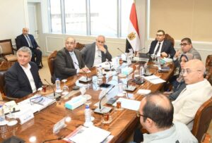 وزير الإسكان يتابع مع مسئولي «أبناء حسن علام» معدلات تنفيذ المشروعات