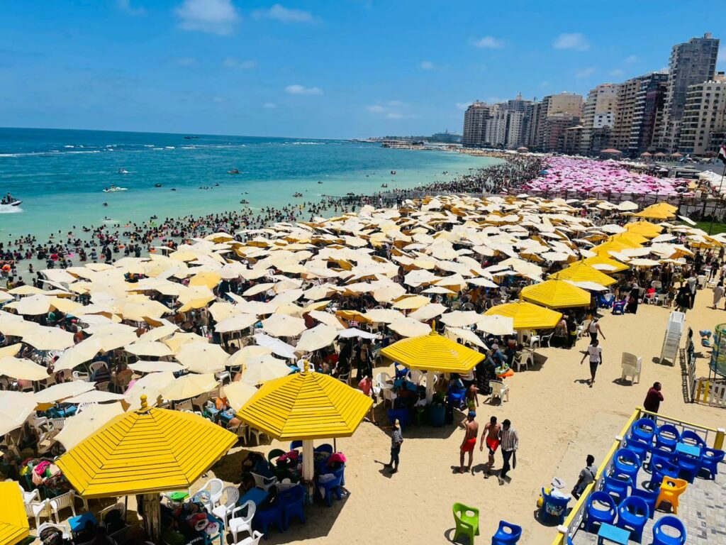 الإسكندرية تودع 9 شواطئ هذا الصيف وتفتح أبوابها لعشرات أخرى بديلة