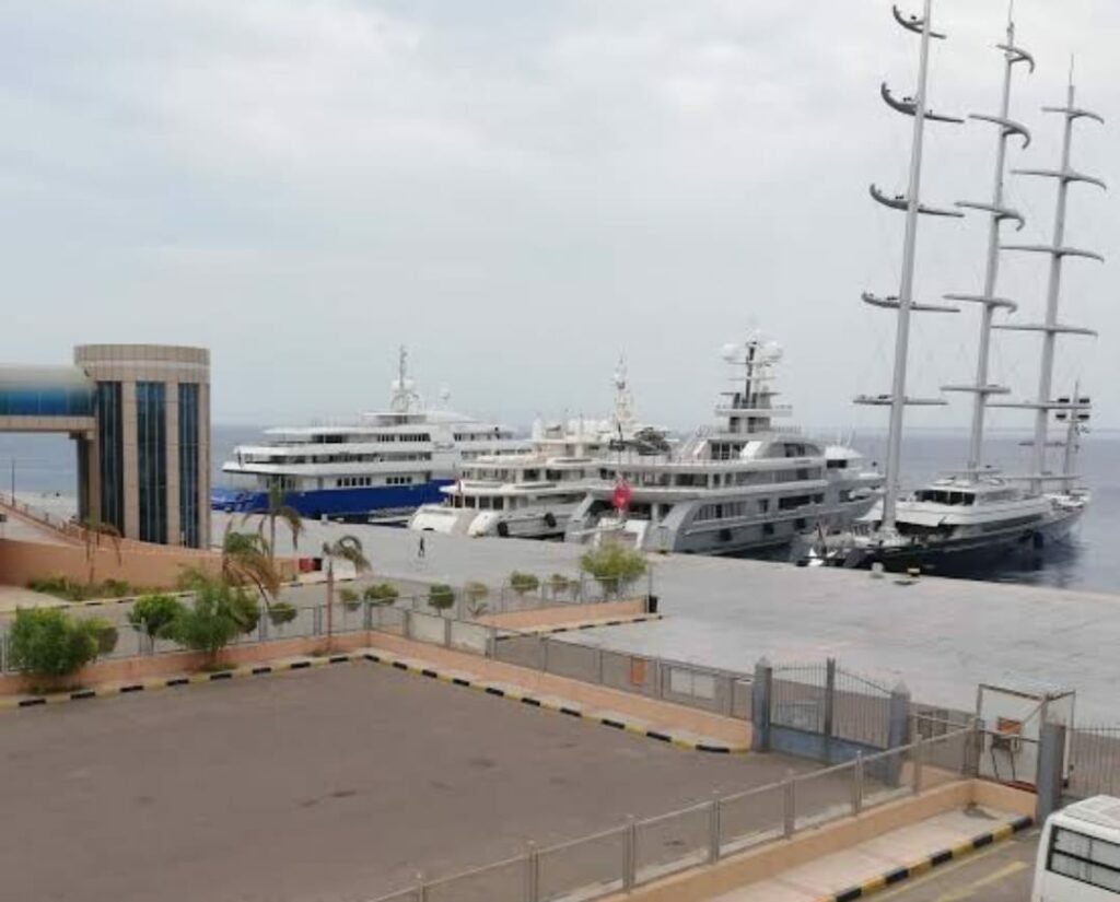 إغلاق ميناء الغردقة البحرى بسبب سوء الأحوال الجوية