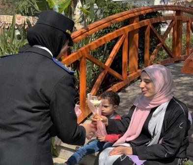 توزيع هدايا وورد.. رجال الشرطة يشاركون المواطنين الاحتفال بعيد الفطر (فيديو)