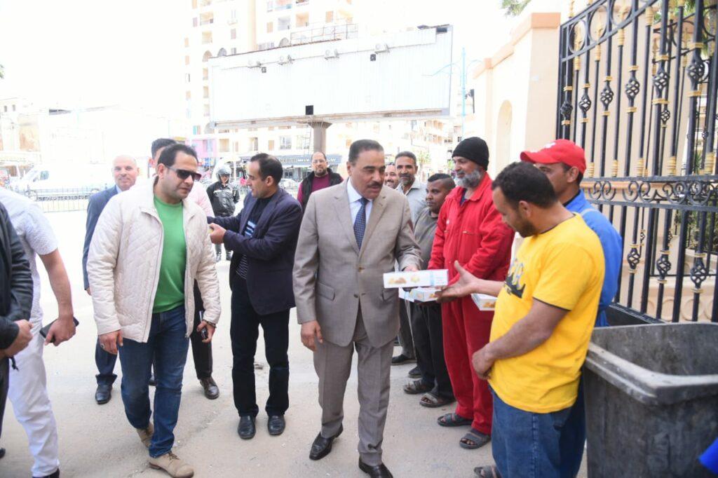 محافظ مطروح يهنئ عمال النظافة بعيد الفطر ويهديهم الكعك