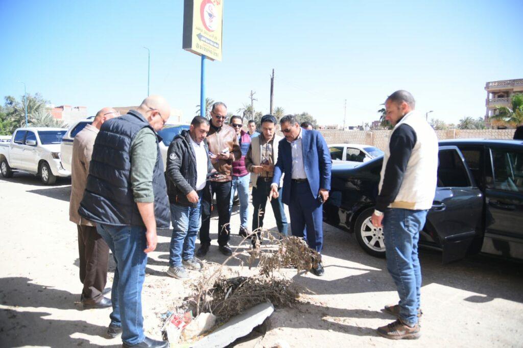 محافظ مطروح يوجه بالإسراع بتمهيد طريق علم الروم ورفع مخلفات الأسفلت القديم