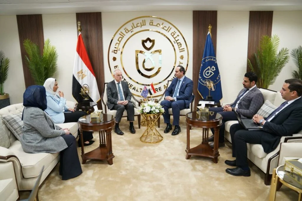 رئيس هيئة الرعاية: السوق المصرية واعده للاستثمار .. ويدعو سفير استراليا لزيارة مجمع السويس الطبي