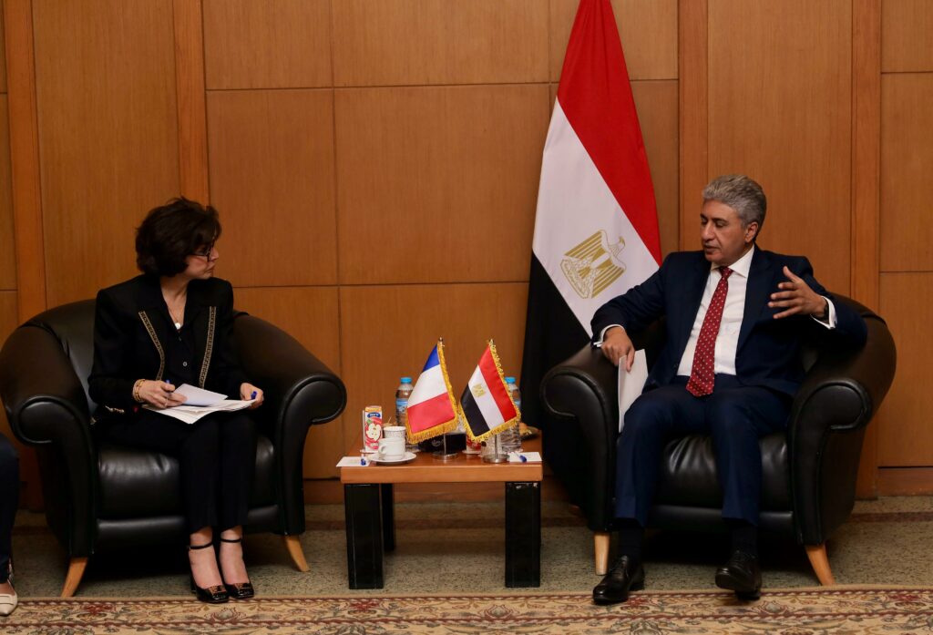 وزير السياحة والآثار يعقد اجتماعا مع وزيرة الثقافة الفرنسية لبحث تعزيز التعاون بين البلدين