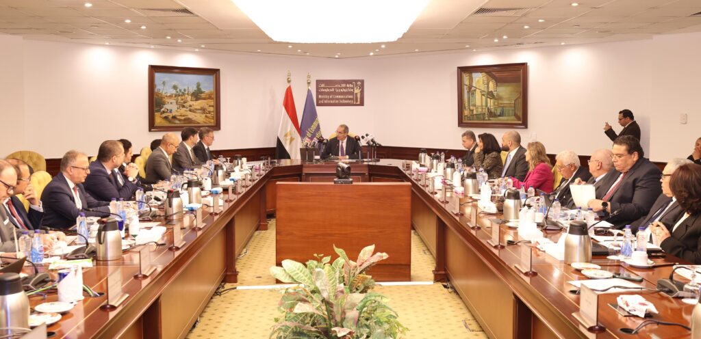 وزير الاتصالات يبحث مع وفد جماعة رجال الأعمال الفرنسية جذب استثمارات جديدة للقطاع