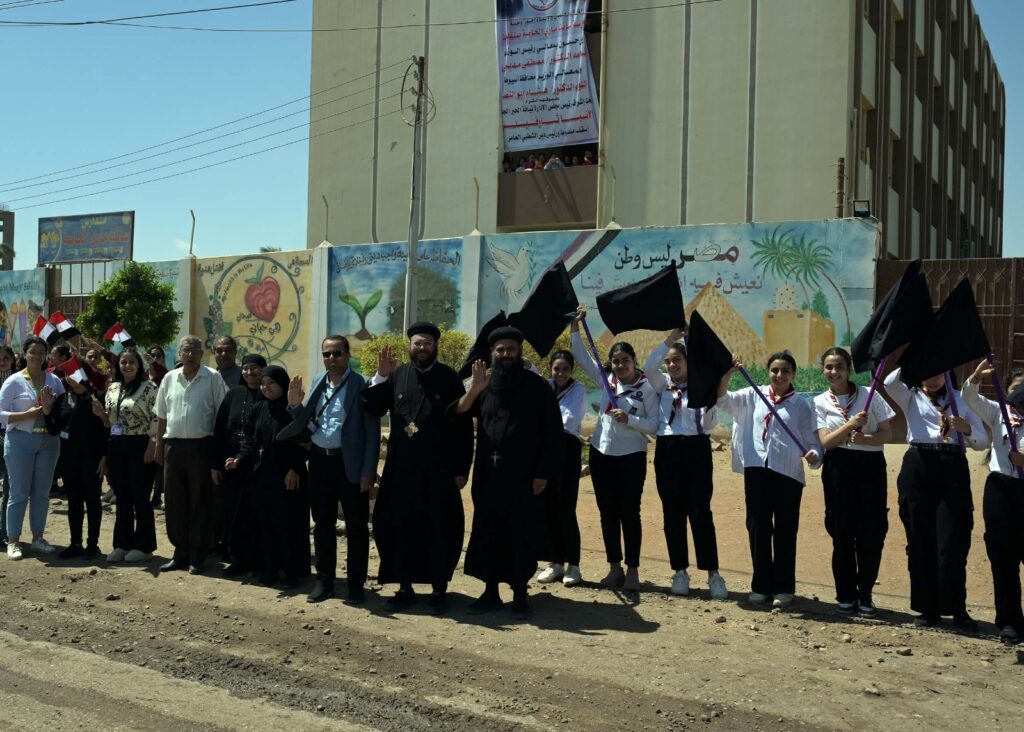رئيس الوزراء يتوقف لإلقاء التحية على معلمي وطلاب مدرسة «سانت ماري» في منفلوط
