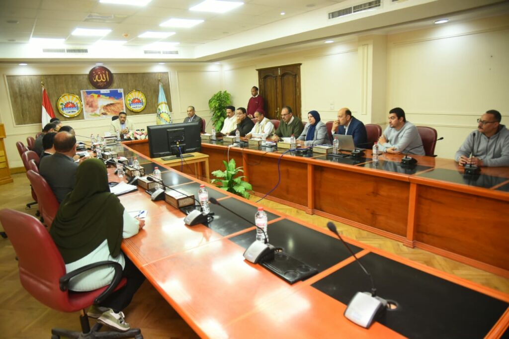محافظ مطروح يناقش جهود إزالة معوقات تنفيذ عدد من المشروعات التنموية والخدمية