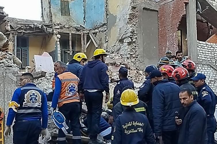 وفاة سيدة وإصابة 3 أطفال في حادث سقوط عقار بالإسكندرية (صور)