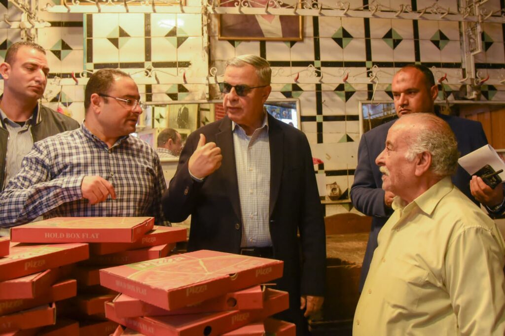 محافظ الإسكندرية يغلق 8 محال مخالفة بسوق زنانيري بسبب تجاوزات بيئية وتسعيرية