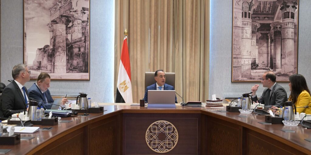 بحضور محافظ البنك المركزي.. رئيس الوزراء يتابع إتاحة التمويلات لتوفير مخزون من المنتجات البترولية