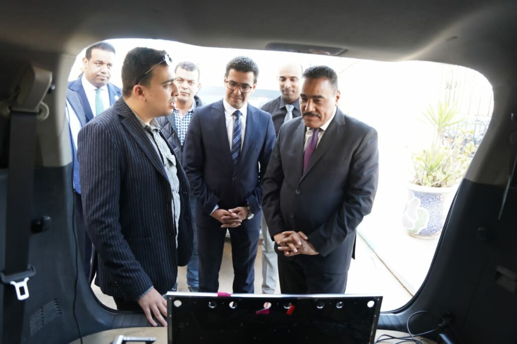 محافظ مطروح يتفقد سيارة الجهاز القومي لتنظيم الاتصالات لرصد وقياس المناطق الضعيفة بشبكات المحمول