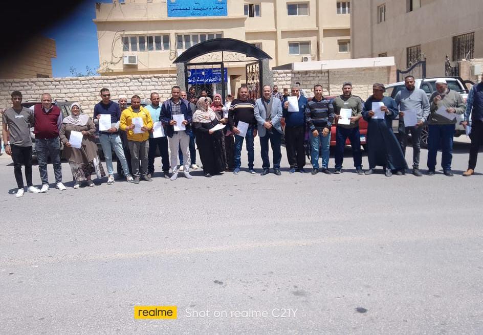 رئيس مركز ومدينة العلمين يسلم عدد 28 عقد تمليك وفقا لقانون 182