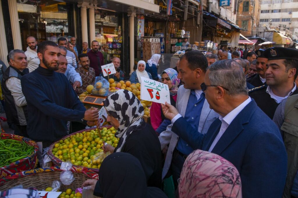 ضبط مخالفات في سوق الميدان والمنشية خلال جولة مفاجئة لمحافظ الإسكندرية