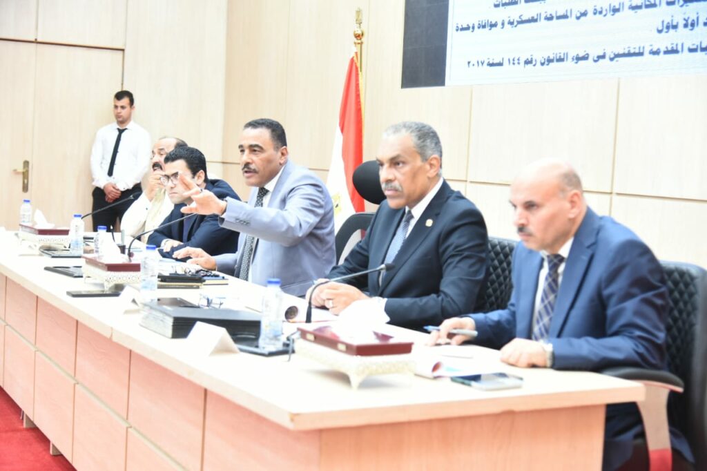 محافظ مطروح يوجه بزيادة أعداد سيارات نقل المياه بمدن السلوم والنجيلة