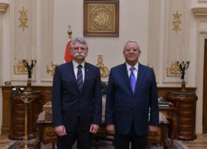 رئيس النواب المصري يدعو نظيره المجري لزيادة حجم استثمارات بلاده في مصر