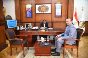 محافظ مطروح يلتقي وكيل وزارة الصحة لمناقشة سبل تحسين مستوى الخدمات الطبية والعلاجية للمواطنين