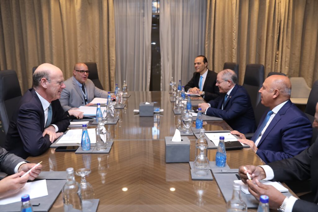 كامل الوزير يبحث مع وزير الاقتصاد الفرنسي تدعيم التعاون في مجالي النقل والصناعة